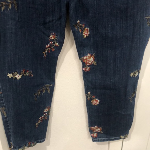 Lori Felt| Jeans| Women’s| Size 28W| Denim| Embroidered floral Jeans, Classic - Picture 9 of 15